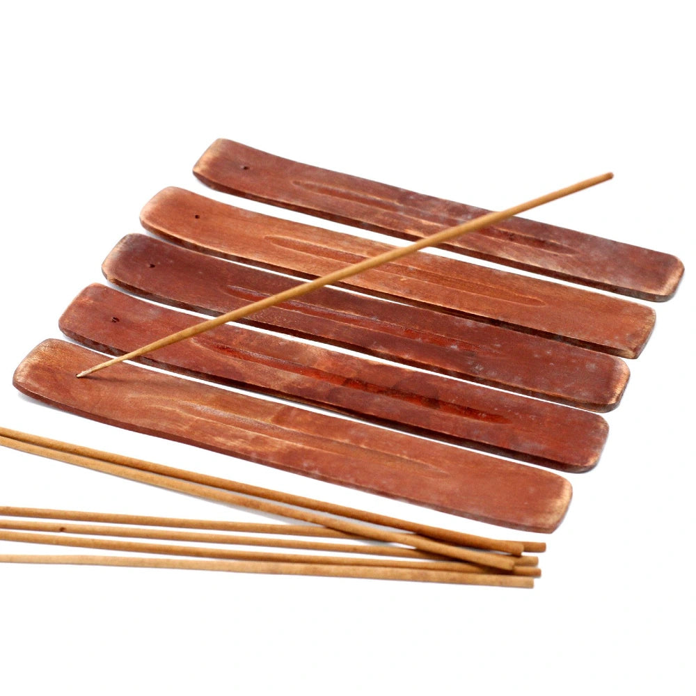 Porte-encens plat en bois de manguier brut, rainure pour bâton, fond blanc