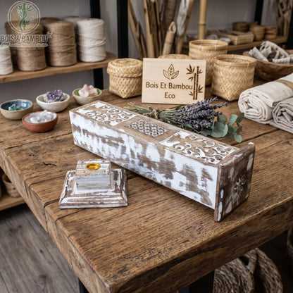 Porte-encens tour en bois blanchi couché, détail des motifs ajourés sculptés