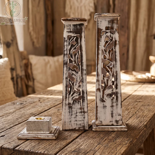 Porte-encens tour en bois de manguier sculpté, finition blanchie, posé sur une table en bois