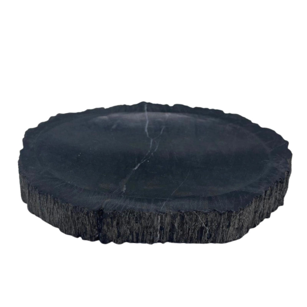 Porte-savon en bois fossilisé noir sur fond blanc, flancs bruts striés du bois d'origine, pièce unique