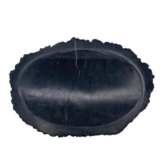 Porte-savon bois pétrifié noir vu de dessus, coupelle ovale creusée et fines veines claires naturelles