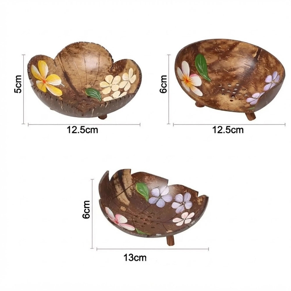Dimensions des trois porte-savons en noix de coco : 12,5 par 6 cm, 13 par 6 cm et 12,5 par 5 cm