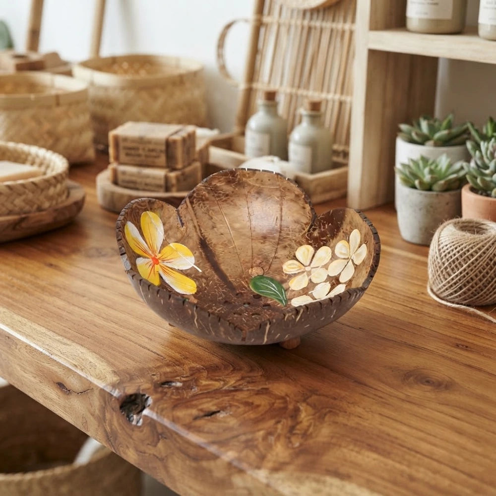 Porte-savon en noix de coco en forme de corolle, fleurs jaunes et crème peintes, sur un comptoir en bois