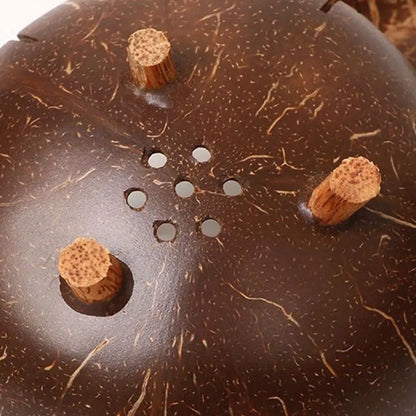 Dessous du porte-savon en noix de coco, trous d'égouttage et trois petits pieds en bois