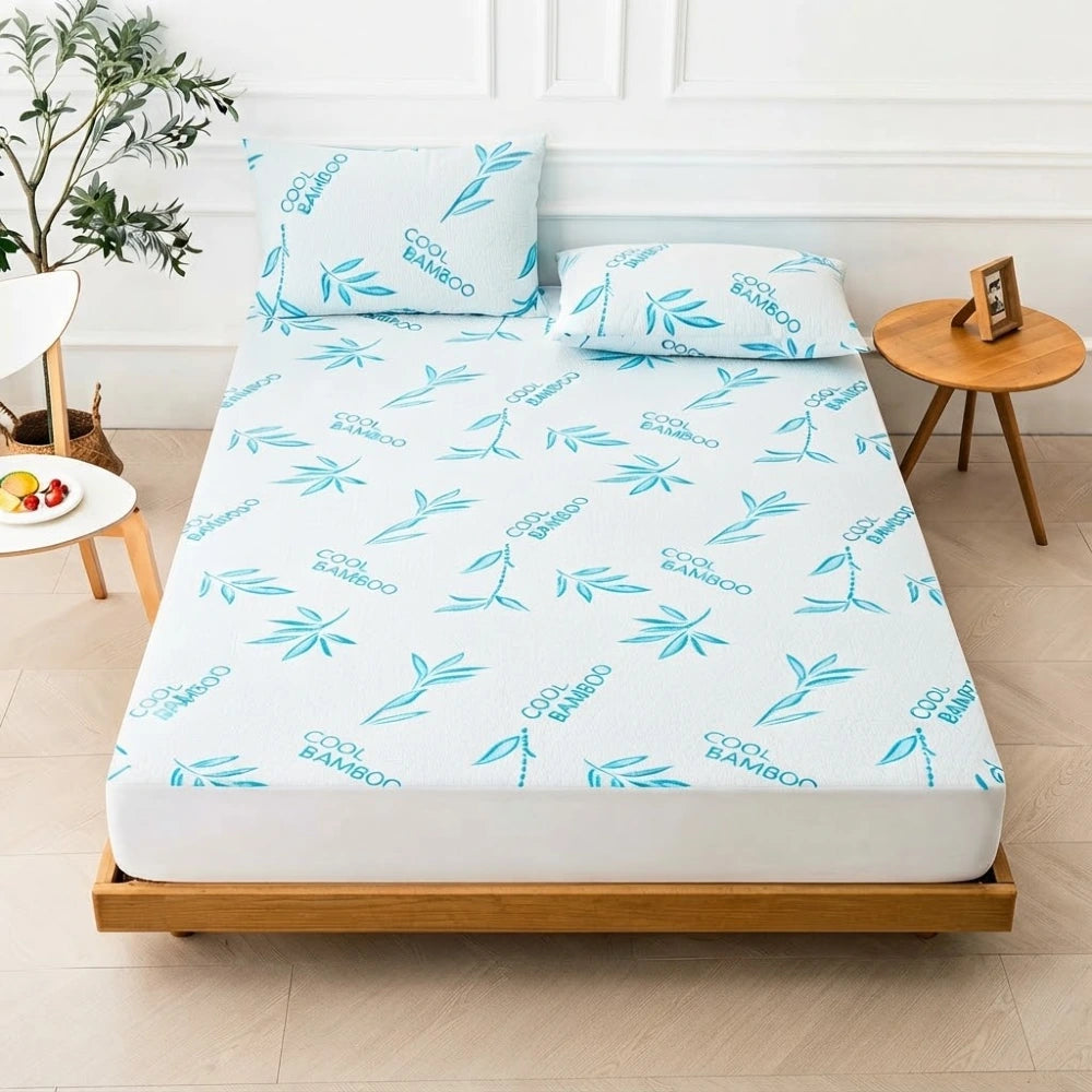 Protège-matelas en bambou imperméable à feuilles bleues sur un lit en bois