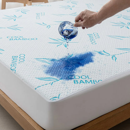 Test d'imperméabilité du protège-matelas en bambou avec de l'eau colorée
