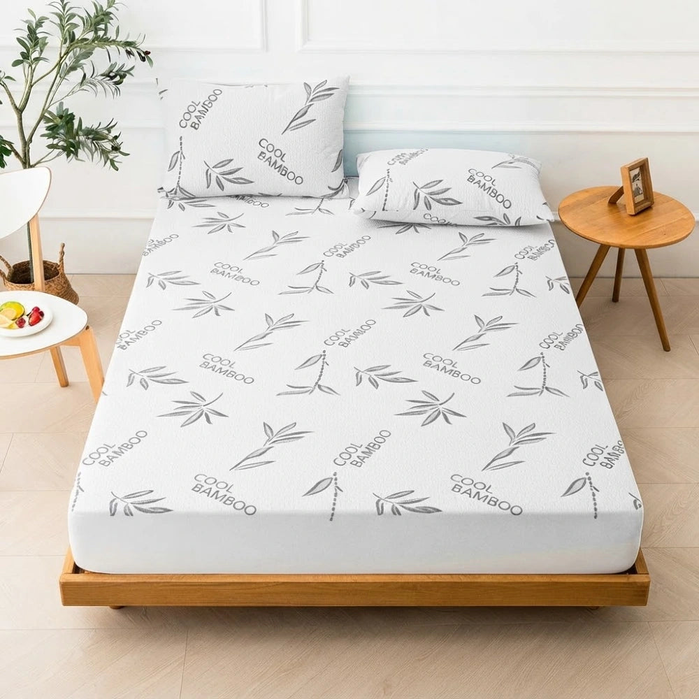 Protège-matelas en bambou imperméable à feuilles grises sur un lit en bois