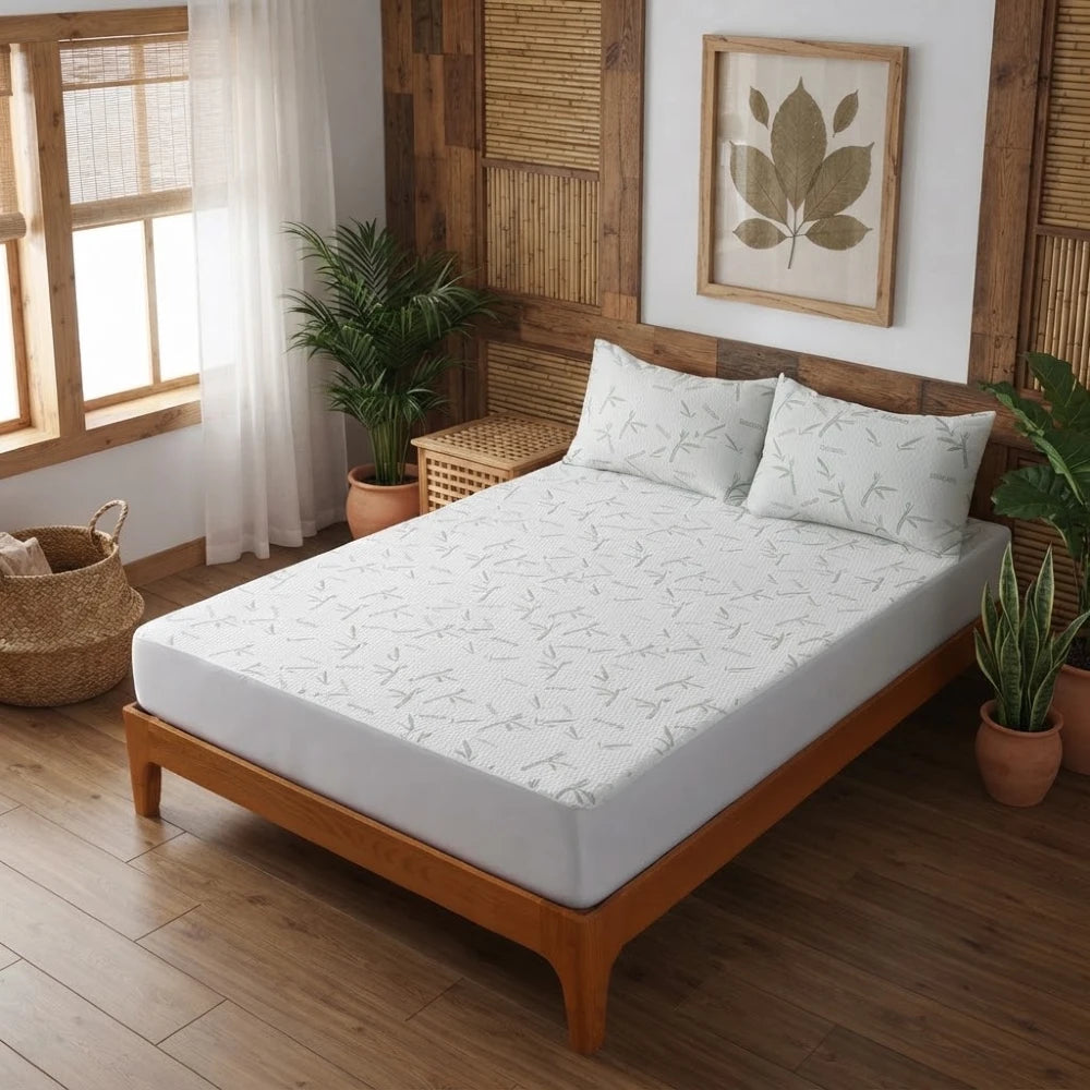 Protège-matelas en bambou respirant gris sur un lit en bois