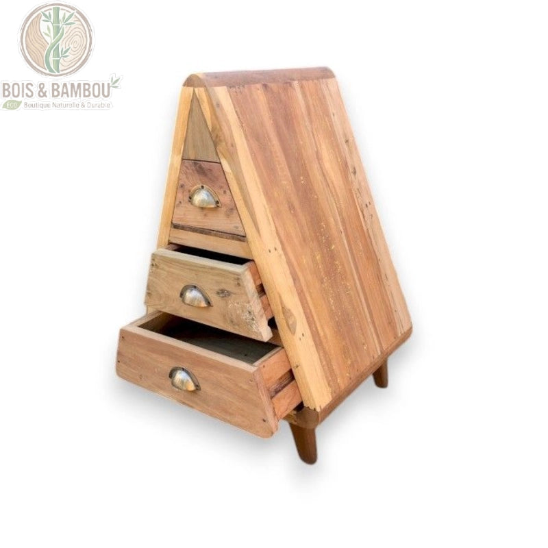 Commode en bois recyclé à trois tiroirs et forme en A vue de trois quarts sur fond blanc