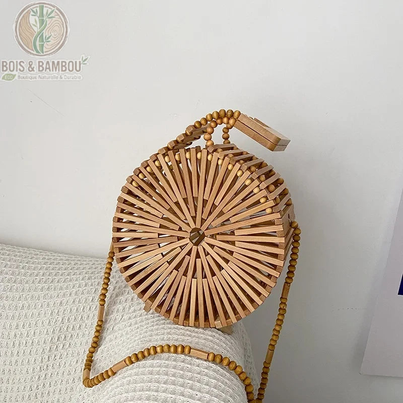 Détail du tressage en éventail du sac bambou rond et de l'anse en perles, Bois Et Bambou Eco