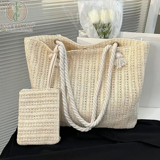 Cabas en paille et pochette assortie posés avec un bouquet de fleurs, Bois Et Bambou Eco