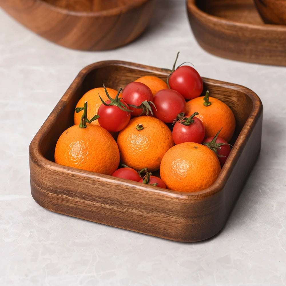 Bol à salade carré en bois massif japonais, rempli de mandarines et tomates cerises