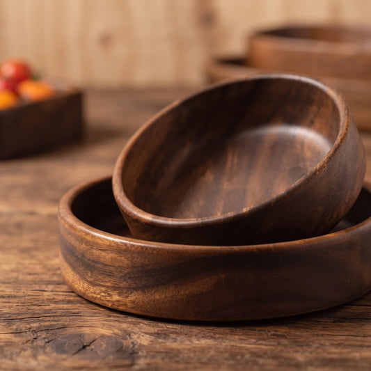 Bol à salade en bois massif japonais, coupelles rondes emboîtées sur une table en bois brut