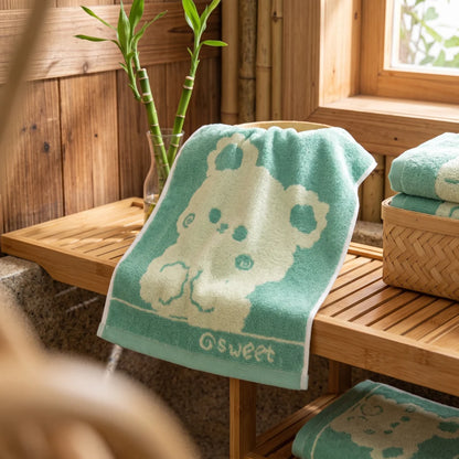 Serviette en bambou pour enfant, motif ourson rond vert sauge, 25 par 48cm