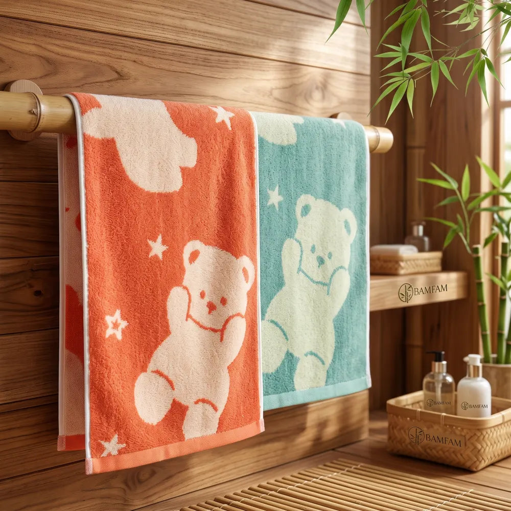 Serviette de toilette en bambou pour enfant à motif ourson, suspendue dans une salle de bain en bois et bambou
