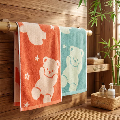 Serviette de toilette en bambou pour enfant à motif ourson, suspendue dans une salle de bain en bois et bambou