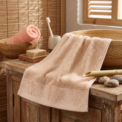 Serviette de visage en bambou, coloris camel, bordure tissée motif bambou, 50 par 25cm