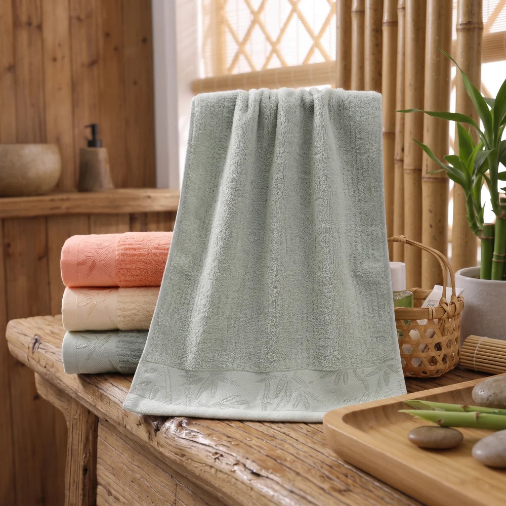 Serviette de visage en bambou, coloris vert clair, bordure tissée motif bambou, 50 par 25cm
