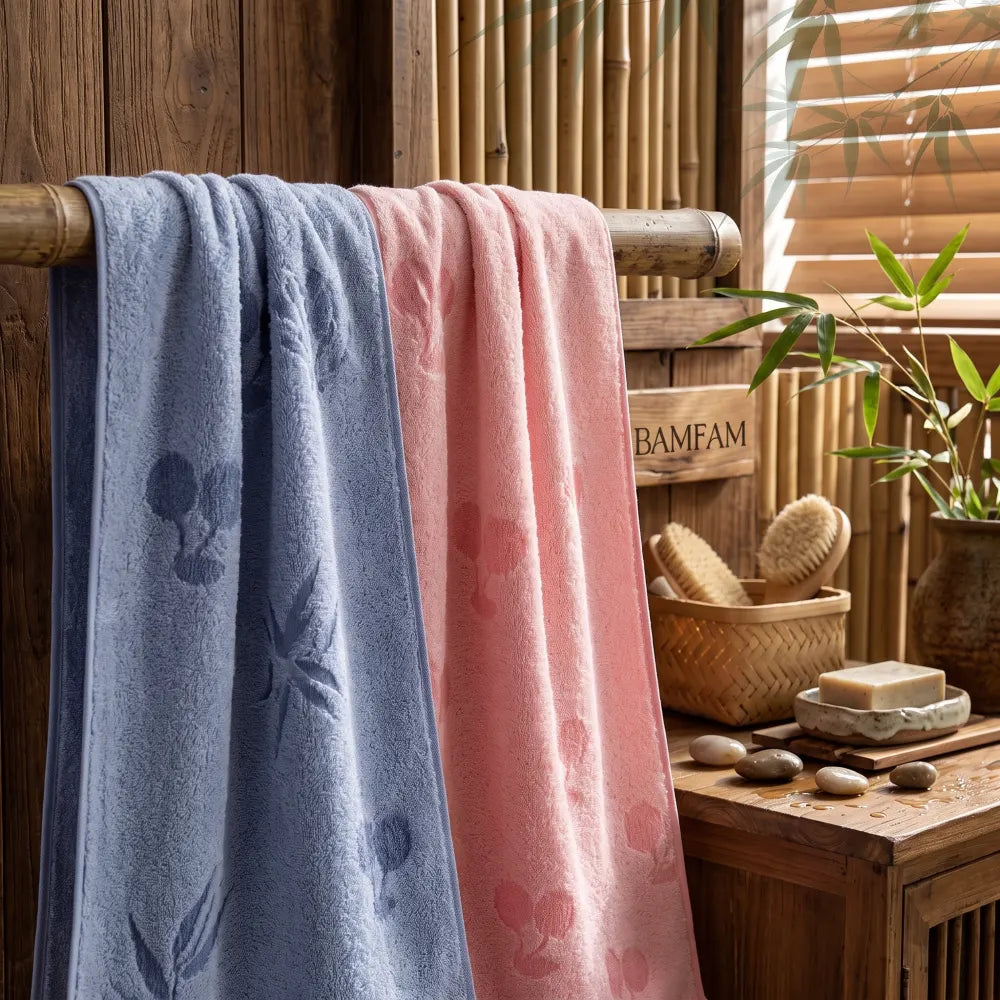 Serviette cheveux en bambou éponge motif cerises, coloris bleu et rose