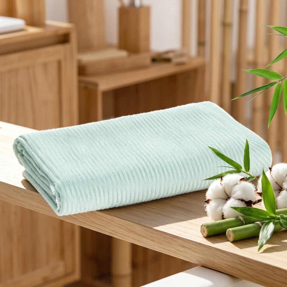 Serviette en bambou et coton unie, coloris vert sauge, tissage nervuré, 74 par 34cm