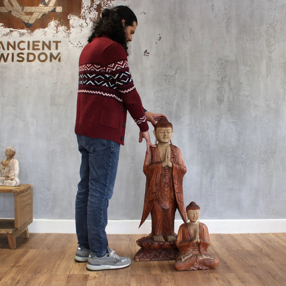 Statue de Bouddha debout de 100 cm en bois non blanchi à côté d'un adulte pour montrer sa taille