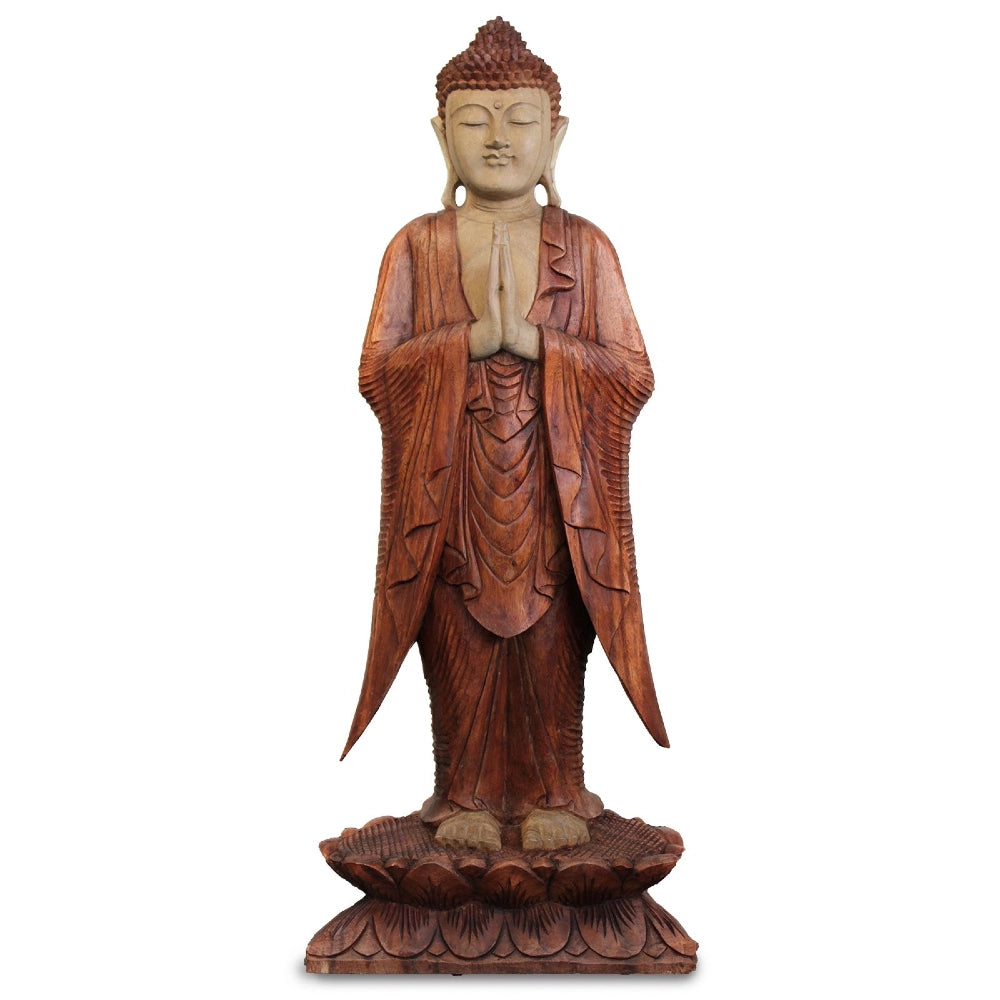 Statue de Bouddha debout en bois de Suar naturel, 100 cm, mains jointes et visage clair, vue de face sur fond blanc
