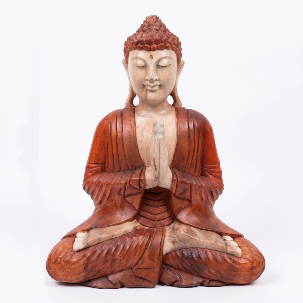 Statue de Bouddha assis en bois de Suar, mains jointes, buste clair et robe rouge orangé, sur fond blanc