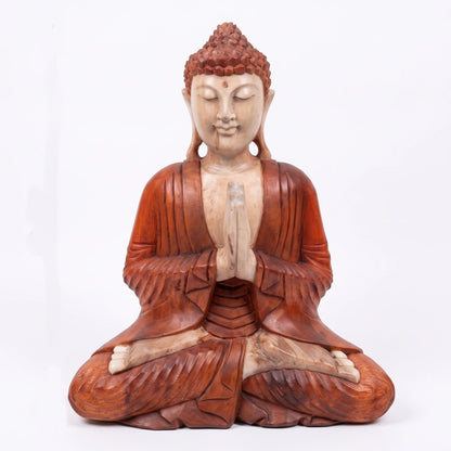 Statue de Bouddha assis en bois de Suar, mains jointes, buste clair et robe rouge orangé, sur fond blanc