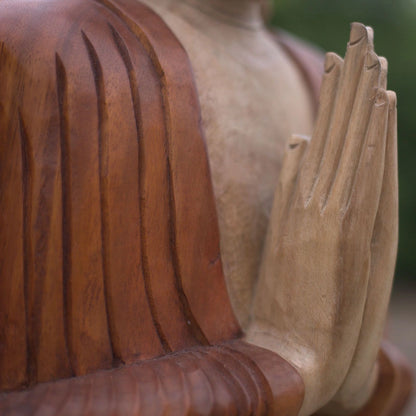 Mains jointes et pli de la robe sculptés sur la statue de Bouddha en bois de Suar