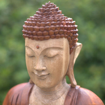 Visage de la statue de Bouddha assis en bois de Suar, chevelure bouclée et point entre les sourcils