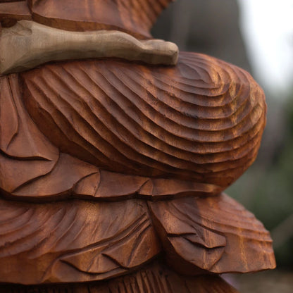 Plis de robe sculptés en vagues et pied en bois clair de la statue de Bouddha assis en bois de Suar