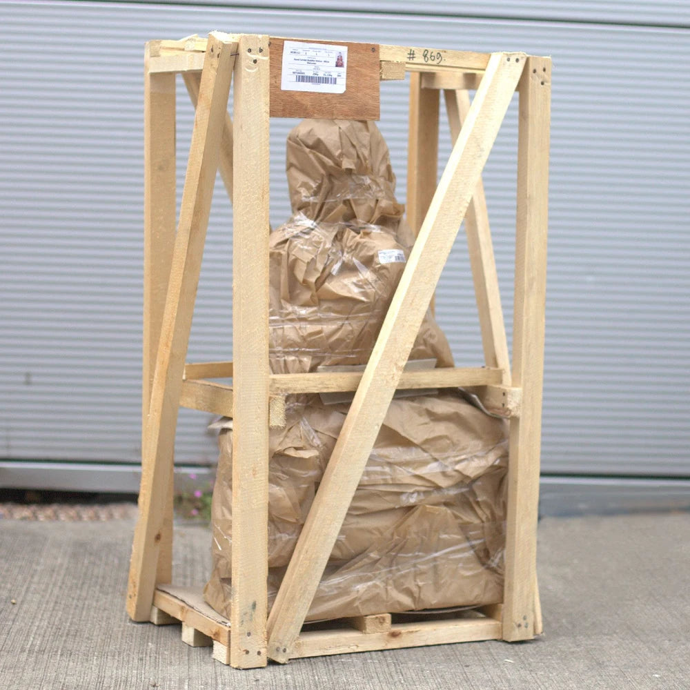Statue de Bouddha assis de 60 cm emballée dans du papier kraft à l'intérieur d'une caisse en bois
