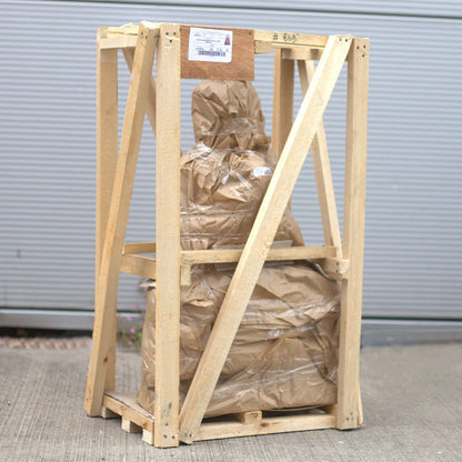 Statue de Bouddha assis de 60 cm emballée dans du papier kraft à l'intérieur d'une caisse en bois