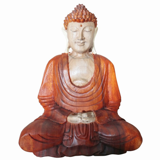 Statue de Bouddha en méditation en bois de Suar, visage clair et robe brun rouge, vue de face sur fond blanc