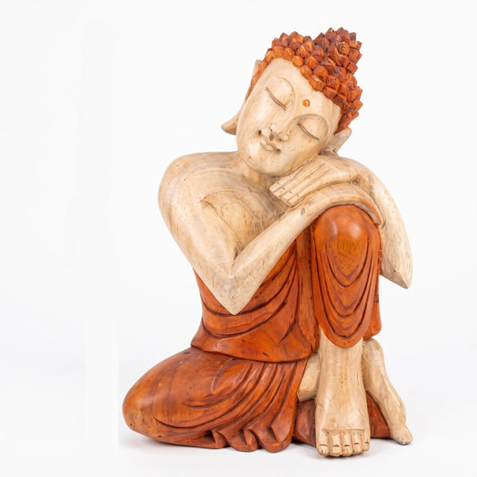 Statuette de Bouddha penseur en bois de Suar, 25 cm, joue sur les mains et robe orange, fond blanc