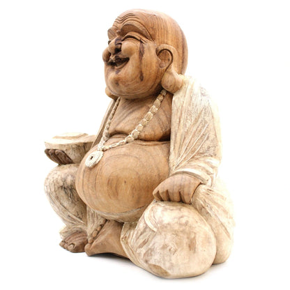 Statue de Bouddha rieur assis en bois de Suar blanchi, 40 cm, vue de trois quarts sur le visage et le collier