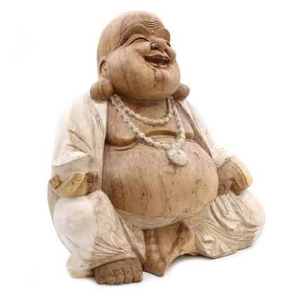 Statue de Bouddha rieur en bois de Suar, vue de trois quarts, robe blanchie et médaillon au cou