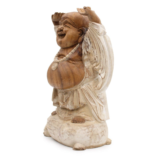 Statue de Bouddha rieur bras levés en bois de Suar, vue de trois quarts sur le ventre rond et le collier