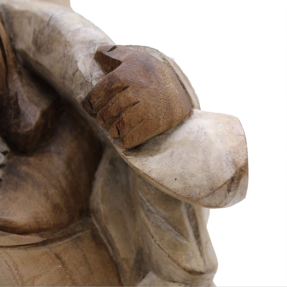 Statue de Bouddha rieur debout en bois de Suar, gros plan sur la main sculptée et le drapé blanchi