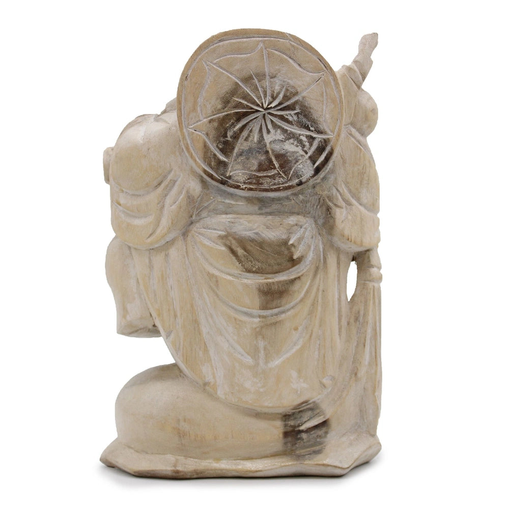 Statue de Bouddha rieur debout en bois de Suar blanchi, vue de dos avec le motif rond gravé et le bâton