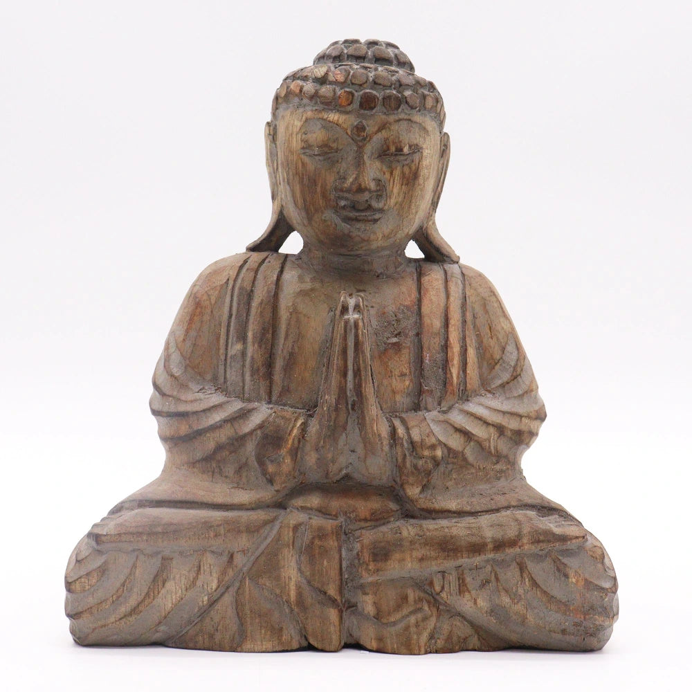 Statue de Bouddha en bois d'albasia gris, mains jointes, vue de face sur fond blanc