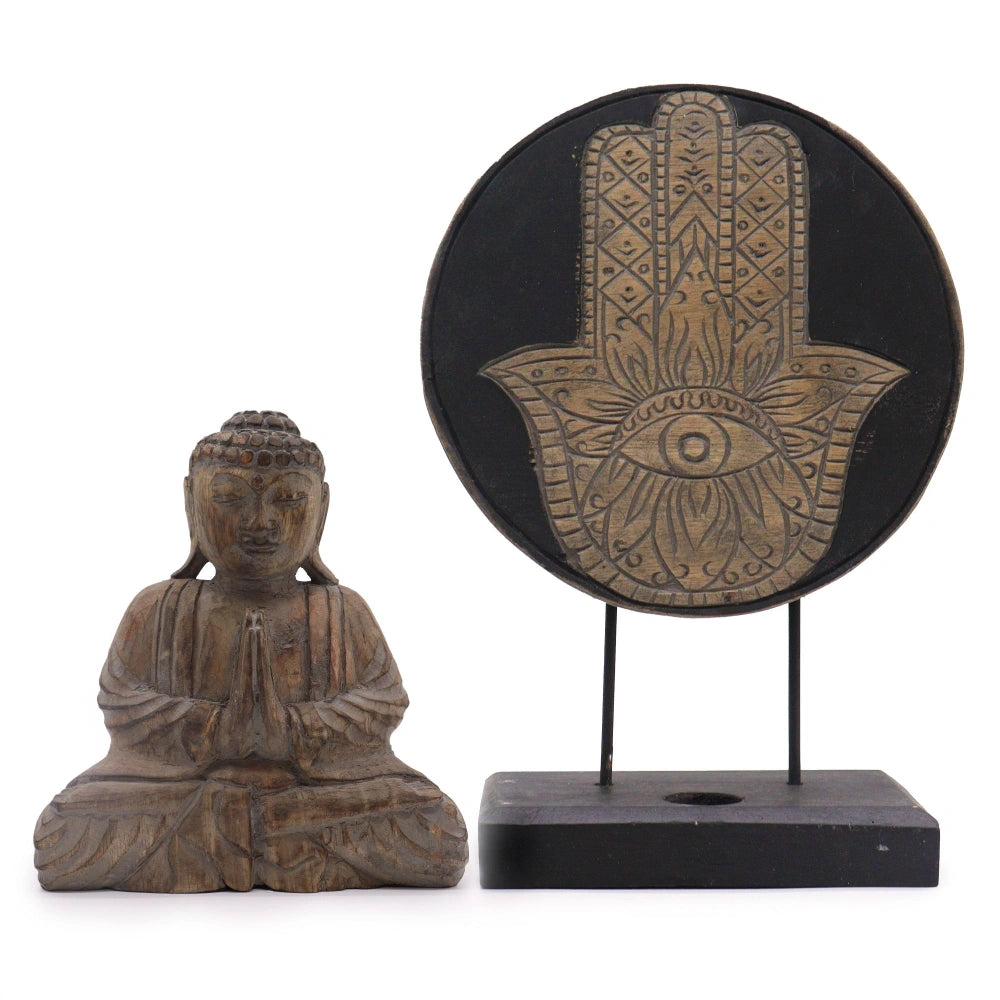 Statue de Bouddha et symbole Hamsa en bois d'albasia gris, vue d'ensemble du Bouddha et du disque Hamsa sur fond blanc