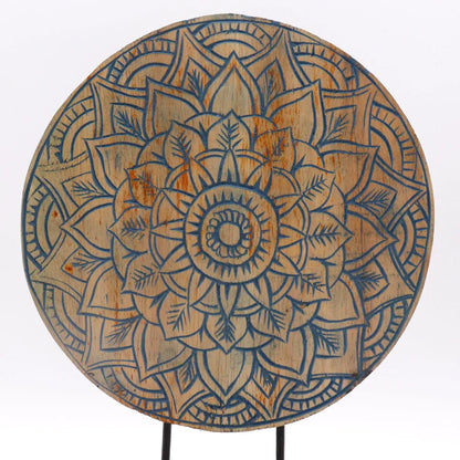 Symbole Mandala gravé en bois d'albasia, motifs floraux rehaussés de bleu sur fond blanc