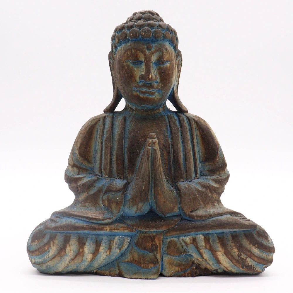Statue de Bouddha en bois d'albasia bleu, mains jointes, vue de face sur fond blanc