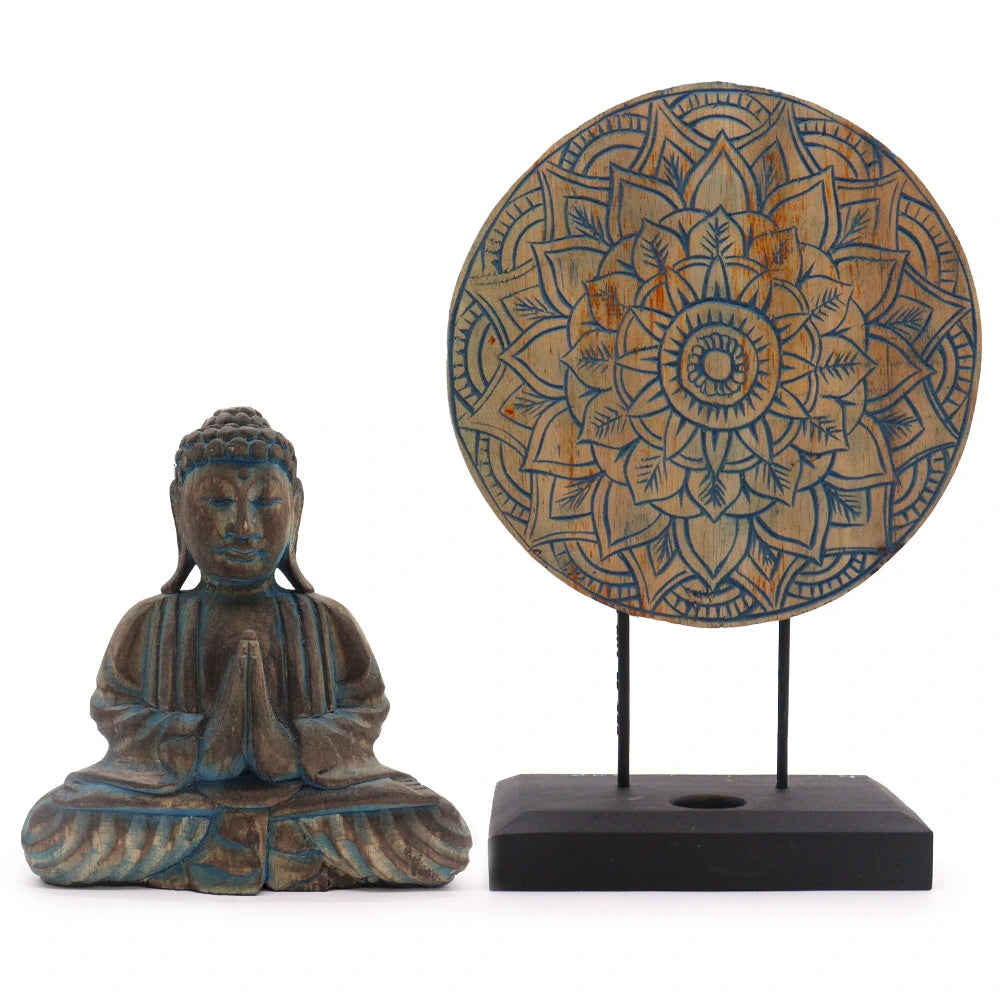 Statue de Bouddha et symbole Mandala en bois d'albasia bleu, vue d'ensemble du Bouddha et du disque Mandala sur fond blanc
