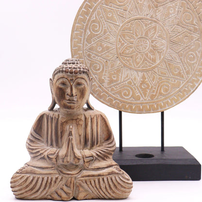 Statue de Bouddha en bois d'albasia naturel, mains jointes, avec le symbole Mandala en arrière-plan