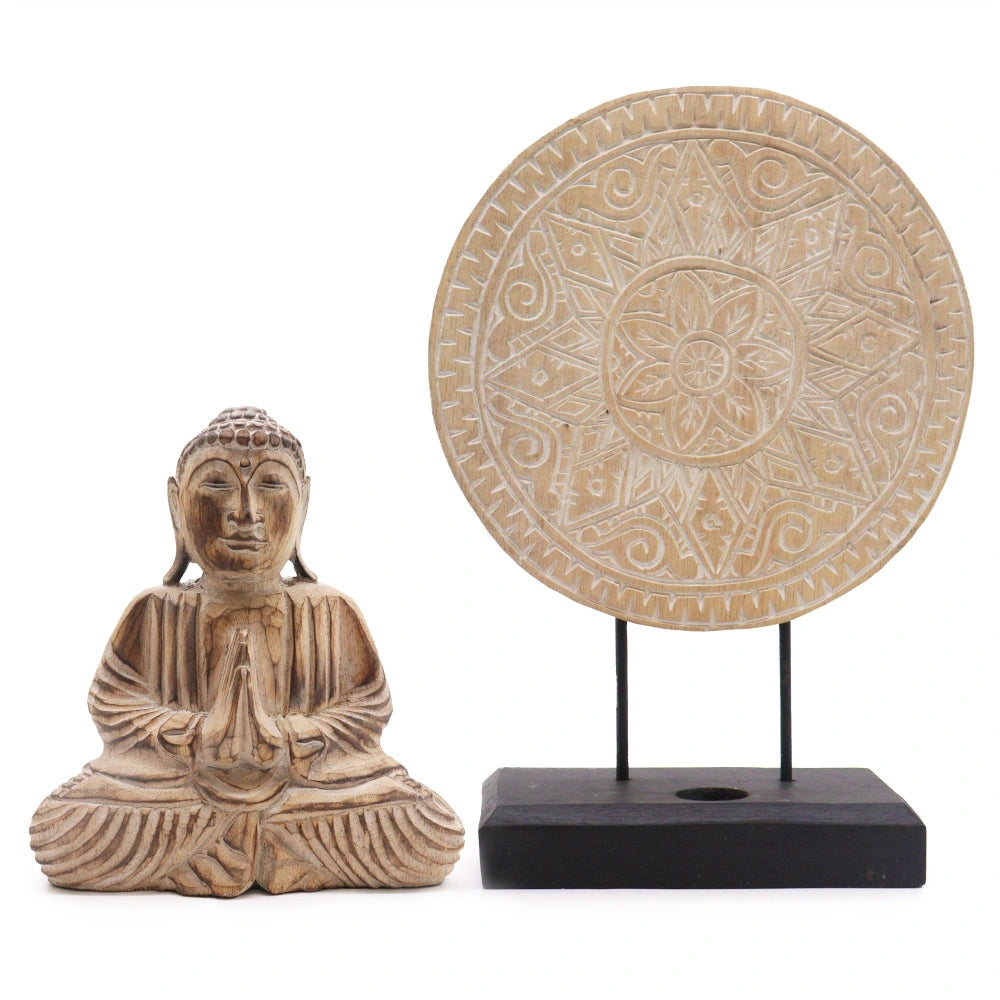 Statue de Bouddha et symbole Mandala en bois d'albasia naturel, ensemble complet sur fond blanc