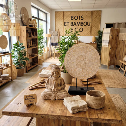 Statue de Bouddha et symbole Mandala en bois d'albasia naturel, posés sur une table en bois dans une boutique de déco naturelle