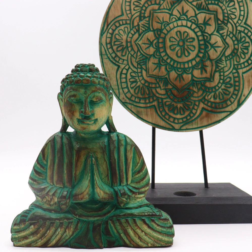 Statue de Bouddha en bois d'albasia vert, mains jointes, avec le symbole Mandala en arrière-plan