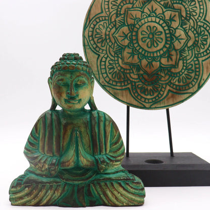 Statue de Bouddha en bois d'albasia vert, mains jointes, avec le symbole Mandala en arrière-plan